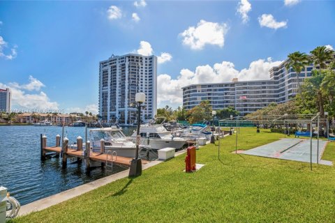 Copropriété à louer à Hallandale Beach, Floride: 1 chambre, 105.91 m2 № 1982231 - photo 2