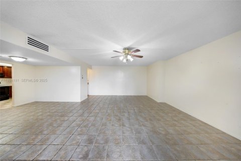 Copropriété à louer à Hallandale Beach, Floride: 1 chambre, 105.91 m2 № 1982231 - photo 23