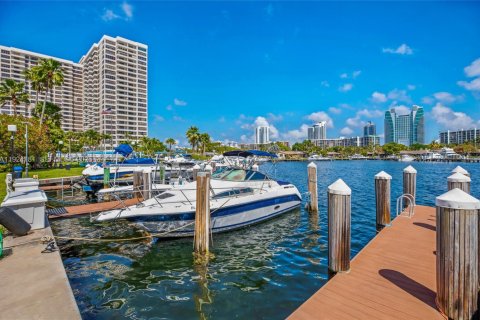 Copropriété à louer à Hallandale Beach, Floride: 1 chambre, 105.91 m2 № 1982231 - photo 3