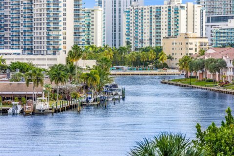 Copropriété à louer à Hallandale Beach, Floride: 1 chambre, 105.91 m2 № 1982231 - photo 10