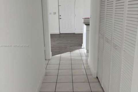 Copropriété à louer à Hialeah, Floride: 2 chambres, 102.75 m2 № 2056076 - photo 9