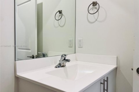 Townhouse in Homestead, Florida 3 bedrooms, 137.77 sq.m. № 2002611 - photo 15