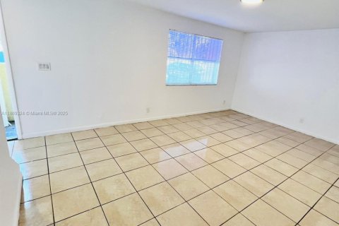 Condominio en alquiler en Lauderhill, Florida, 4 dormitorios, 138.61 m2 № 1920027 - foto 3