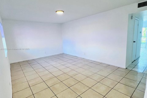 Condominio en alquiler en Lauderhill, Florida, 4 dormitorios, 138.61 m2 № 1920027 - foto 4