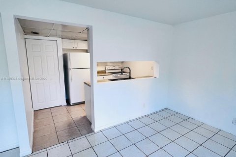 Condominio en alquiler en Lauderhill, Florida, 4 dormitorios, 138.61 m2 № 1920027 - foto 1