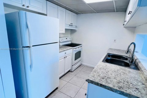 Condominio en alquiler en Lauderhill, Florida, 4 dormitorios, 138.61 m2 № 1920027 - foto 8