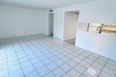 Condominio en alquiler en Lauderhill, Florida, 4 dormitorios, 138.61 m2 № 1920027 - foto 2