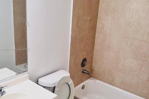 Condominio en alquiler en Lauderhill, Florida, 4 dormitorios, 138.61 m2 № 1920027 - foto 15