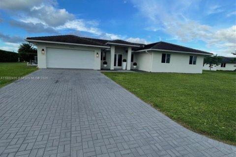 House in Homestead, Florida 5 bedrooms, 209.49 sq.m. № 2037284