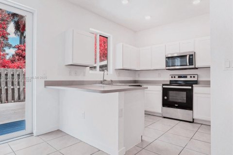 Adosado en alquiler en Miami Gardens, Florida, 3 dormitorios, 141.58 m2 № 1971180 - foto 9