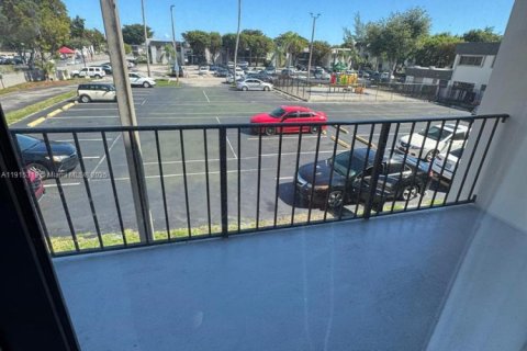 Купить кондоминиум в Майами, Флорида 2 спальни, 82.68м2, № 1971556 - фото 7