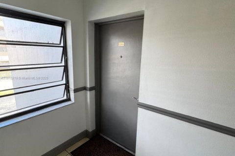 Купить кондоминиум в Майами, Флорида 2 спальни, 82.68м2, № 1971556 - фото 1