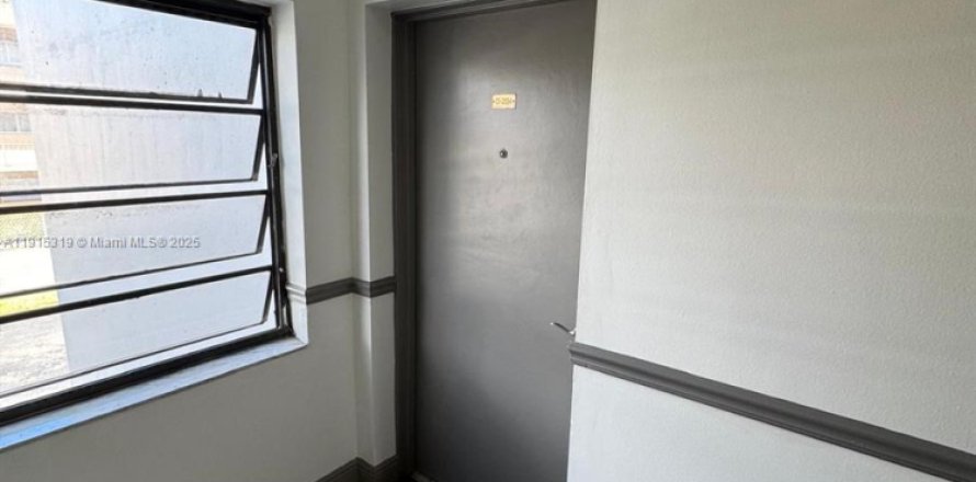 Кондоминиум с 2 спальнями в Майами, Флорида № 1971556