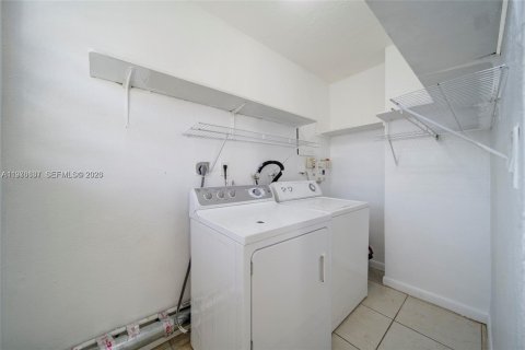 House in Miami, Florida 2 bedrooms, 172.8 sq.m. № 2040551 - photo 7