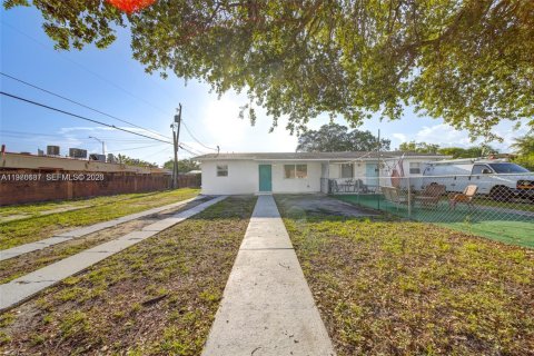 House in Miami, Florida 2 bedrooms, 172.8 sq.m. № 2040551