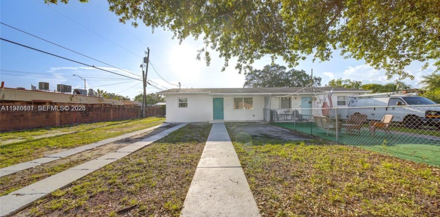 House in Miami, Florida 2 bedrooms, 172.8 sq.m. № 2040551