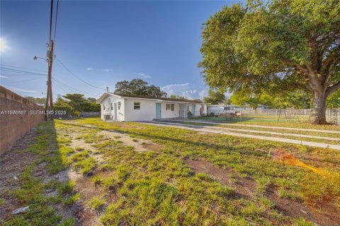 House in Miami, Florida 2 bedrooms, 172.8 sq.m. № 2040551 - photo 2