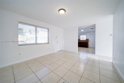 House in Miami, Florida 2 bedrooms, 172.8 sq.m. № 2040551 - photo 9