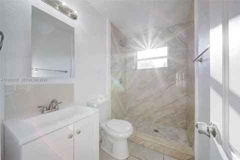 House in Miami, Florida 2 bedrooms, 172.8 sq.m. № 2040551 - photo 12