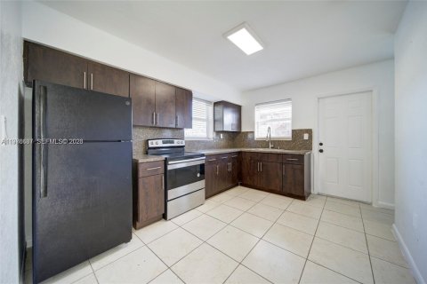 House in Miami, Florida 2 bedrooms, 172.8 sq.m. № 2040551 - photo 14