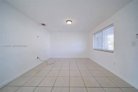 House in Miami, Florida 2 bedrooms, 172.8 sq.m. № 2040551 - photo 11