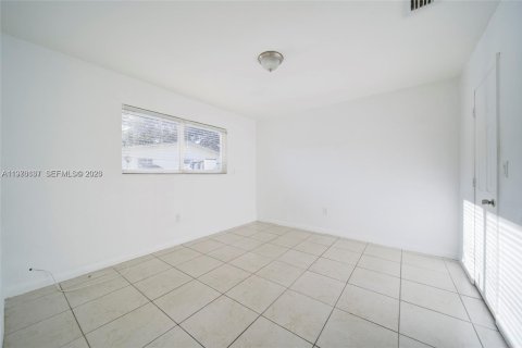 House in Miami, Florida 2 bedrooms, 172.8 sq.m. № 2040551 - photo 6