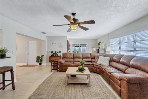 Villa ou maison à vendre à Seminole, Floride: 4 chambres, 194.35 m2 № 2302840 - photo 3