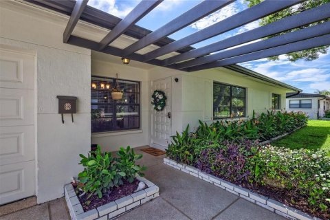 House in Seminole, Florida 4 bedrooms, 194.35 sq.m. № 2302840