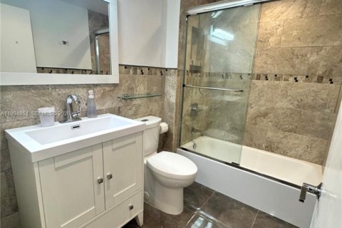 House in Miami, Florida 3 bedrooms, 161.65 sq.m. № 2063739 - photo 11