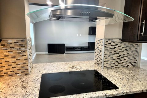 House in Miami, Florida 3 bedrooms, 161.65 sq.m. № 2063739 - photo 6