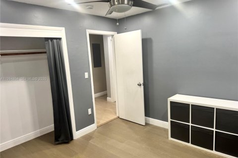 House in Miami, Florida 3 bedrooms, 161.65 sq.m. № 2063739 - photo 30