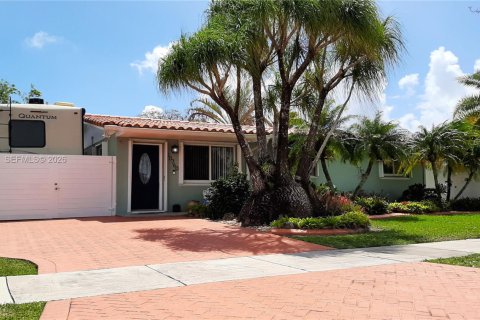 House in Miami, Florida 3 bedrooms, 161.65 sq.m. № 2063739