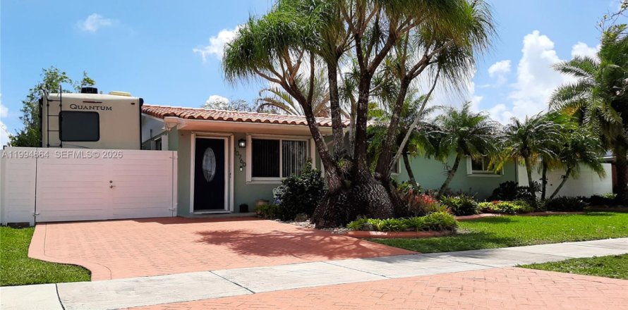 House in Miami, Florida 3 bedrooms, 161.65 sq.m. № 2063739