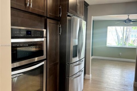 House in Miami, Florida 3 bedrooms, 161.65 sq.m. № 2063739 - photo 15