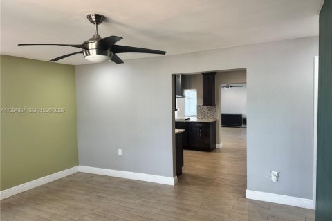 House in Miami, Florida 3 bedrooms, 161.65 sq.m. № 2063739 - photo 3