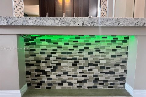 House in Miami, Florida 3 bedrooms, 161.65 sq.m. № 2063739 - photo 9