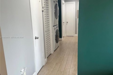 House in Miami, Florida 3 bedrooms, 161.65 sq.m. № 2063739 - photo 18