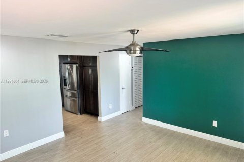 House in Miami, Florida 3 bedrooms, 161.65 sq.m. № 2063739 - photo 17