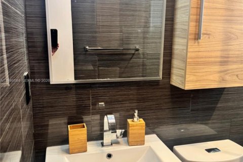 House in Miami, Florida 3 bedrooms, 161.65 sq.m. № 2063739 - photo 23