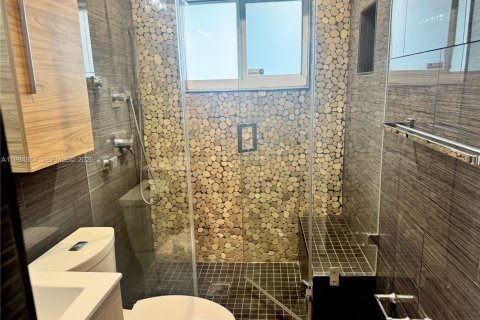 House in Miami, Florida 3 bedrooms, 161.65 sq.m. № 2063739 - photo 22