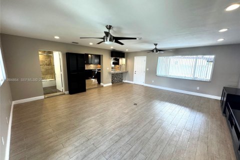 House in Miami, Florida 3 bedrooms, 161.65 sq.m. № 2063739 - photo 8