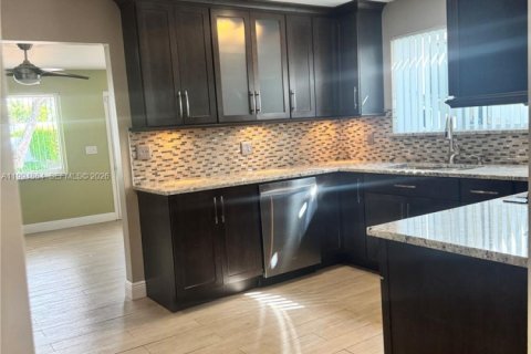 House in Miami, Florida 3 bedrooms, 161.65 sq.m. № 2063739 - photo 14