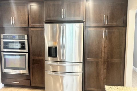 House in Miami, Florida 3 bedrooms, 161.65 sq.m. № 2063739 - photo 5