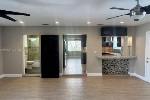 House in Miami, Florida 3 bedrooms, 161.65 sq.m. № 2063739 - photo 10