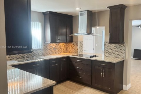 House in Miami, Florida 3 bedrooms, 161.65 sq.m. № 2063739 - photo 4