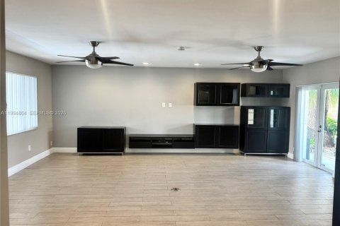 House in Miami, Florida 3 bedrooms, 161.65 sq.m. № 2063739 - photo 7