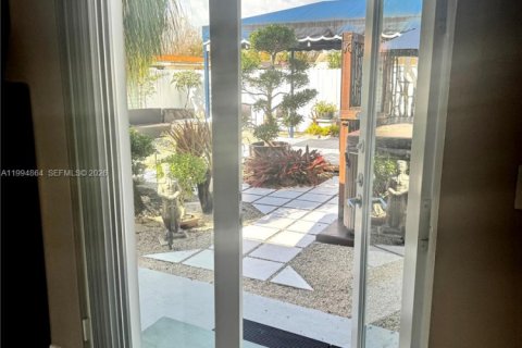 House in Miami, Florida 3 bedrooms, 161.65 sq.m. № 2063739 - photo 13