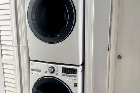 House in Miami, Florida 3 bedrooms, 161.65 sq.m. № 2063739 - photo 20