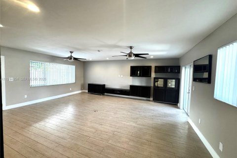 House in Miami, Florida 3 bedrooms, 161.65 sq.m. № 2063739 - photo 12