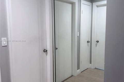 House in Miami, Florida 3 bedrooms, 161.65 sq.m. № 2063739 - photo 27